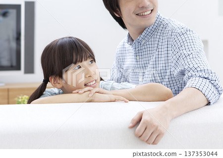 Parents sitting on the sofa 137353044