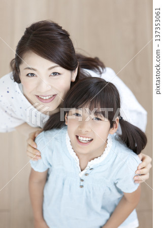 母親和女兒的肖像 137353061