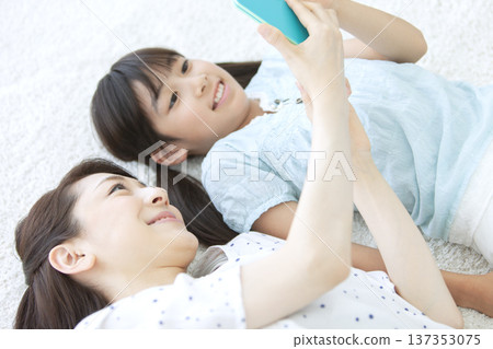 父母和孩子看到智能手機 137353075