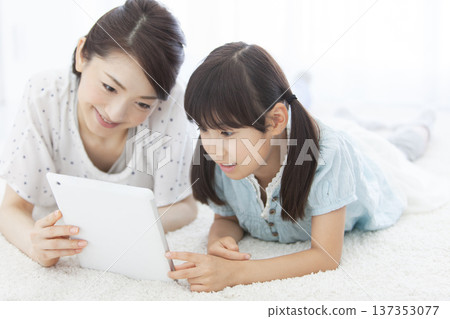 父母和孩子看到平板電腦 137353077