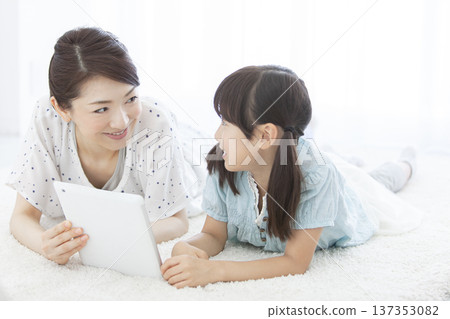 Parent and child seeing tablet Parent and child seeing tablet 137353082