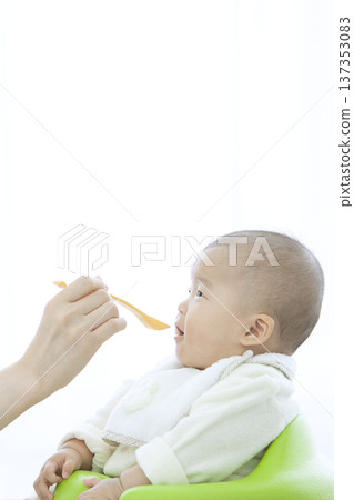 媽媽餵寶寶 137353083