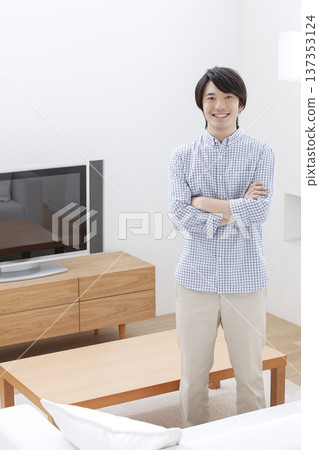 客廳站著的一名男子的肖像 137353124