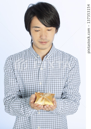 一個男人帶著禮物 137353154