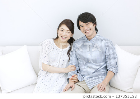 一對夫妻坐在沙發上 137353158