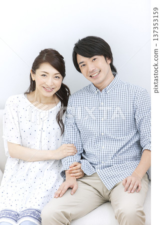 一對夫妻坐在沙發上 137353159