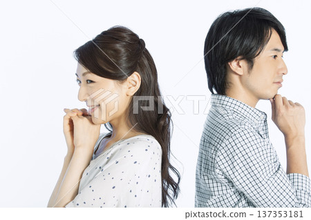 Couple thinking 137353181