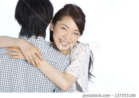 擁抱夫婦 137353186