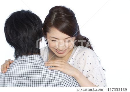 擁抱夫婦 137353189