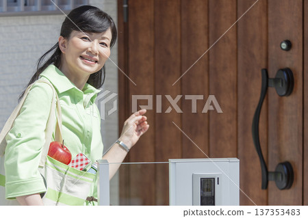 A woman with a shopping bag 137353483