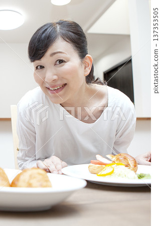 A woman eating breakfast　 137353505