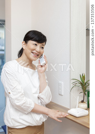 Woman speaking on the phone 137353506