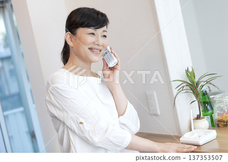 Woman speaking on the phone 137353507