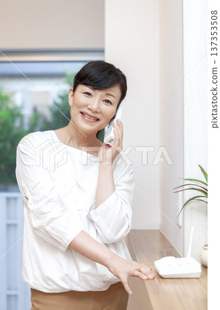 Woman speaking on the phone 137353508