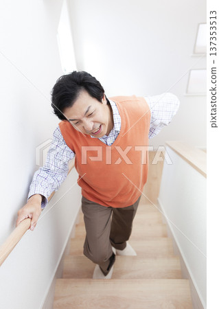 男子爬樓梯 137353513