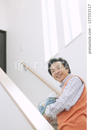 男子提著洗衣籃 137353517