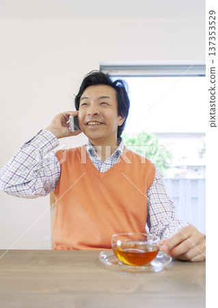 男性在電話裡說 137353529