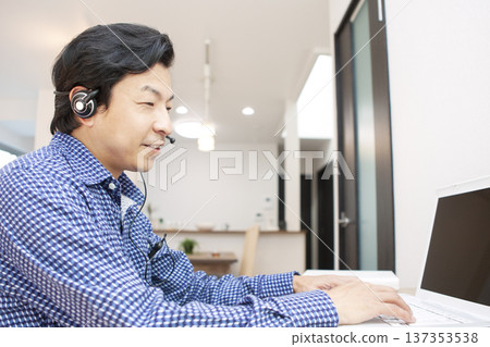 操作個人電腦的人 137353538