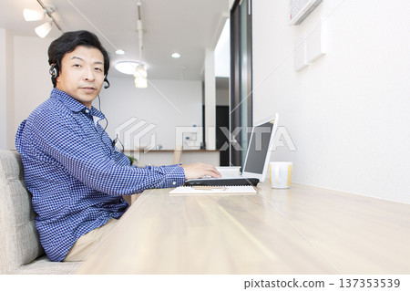 操作個人電腦的人 137353539