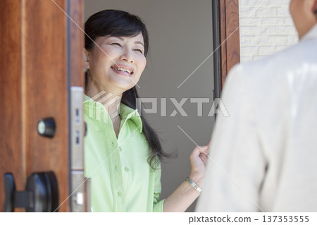一對夫婦在前門交談 137353555