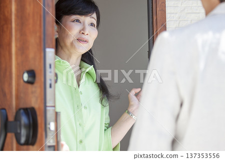 一對夫婦在前門交談 137353556