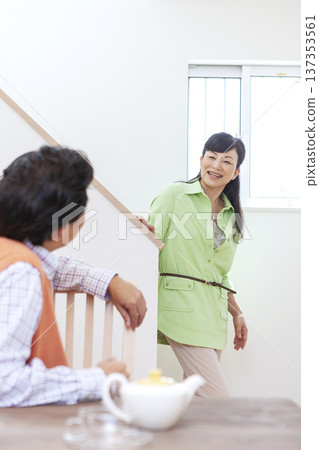 一對夫婦在餐桌旁交談。 137353561