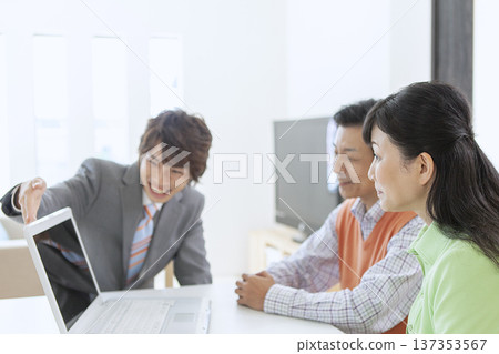 一對夫婦正在與推銷員會面 137353567
