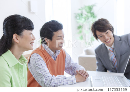 一對夫婦正在與推銷員會面 137353569
