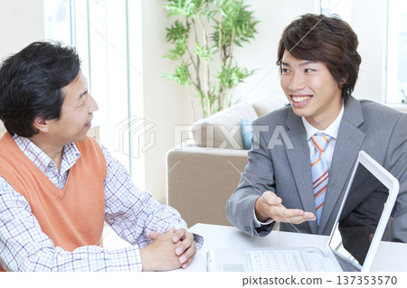 一名男子正在與推銷員會面 137353570