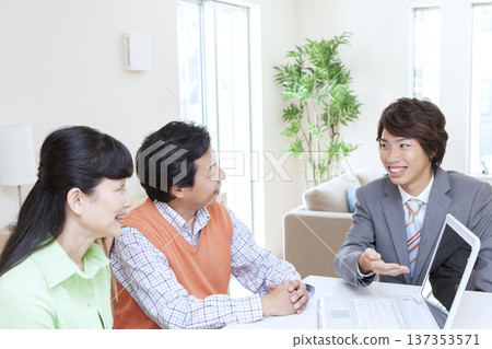 一對夫婦正在與推銷員會面 137353571