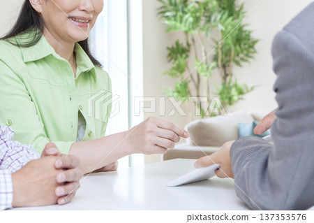 一對夫婦正在與推銷員會面 137353576
