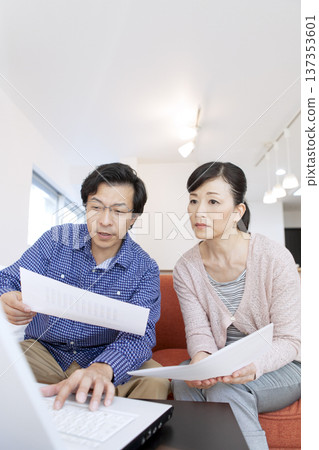 看一台個人計算機的夫婦在客廳 137353601