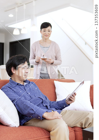一對夫婦在客廳看平板電腦 137353609