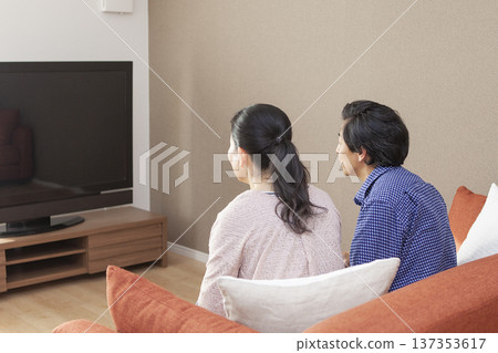 看電視的夫婦 137353617
