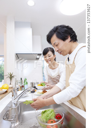 做烹調的夫婦 137353627