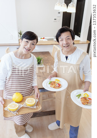 A couple carrying breakfast 137353632