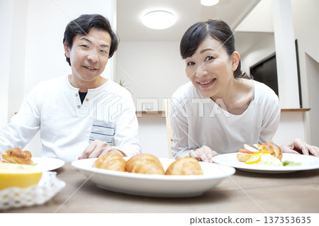 A couple who eats breakfast 137353635