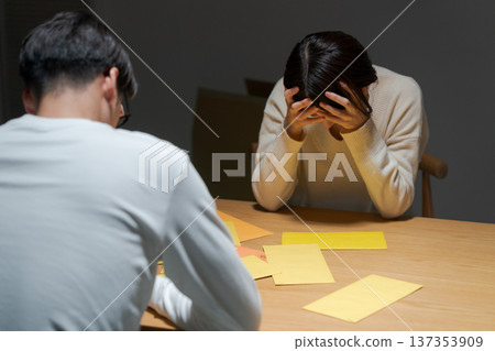 一對夫婦正為沉重的賬單而苦惱 137353909