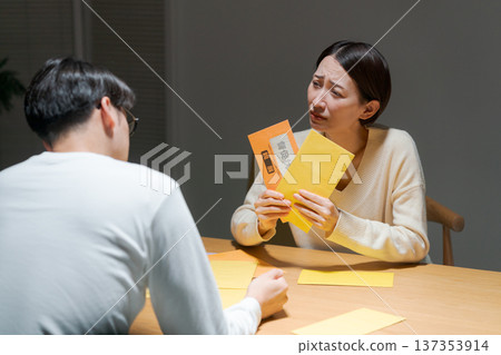 一對夫婦正為沉重的賬單而苦惱 137353914