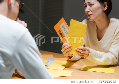 一對夫婦正為沉重的賬單而苦惱 137353918