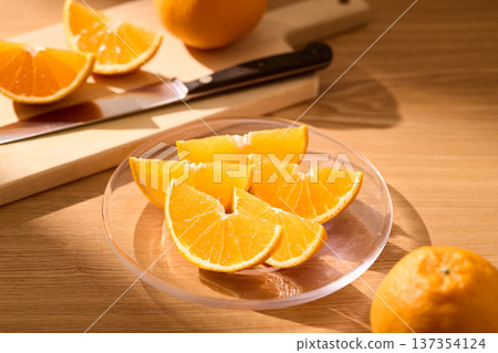 德科蓬盛放在玻璃盤中 137354124