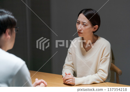 一對夫婦正在認真交談 一對夫婦正在認真交談 137354218