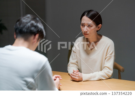 一對夫婦正在認真交談 一對夫婦正在認真交談 137354220