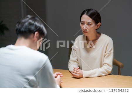 一對夫婦正在認真交談 一對夫婦正在認真交談 137354222