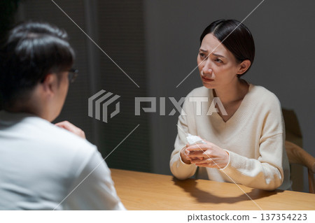 一對夫婦正在認真交談 137354223