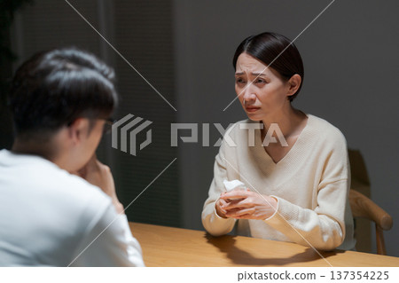 一對夫婦正在認真交談 137354225