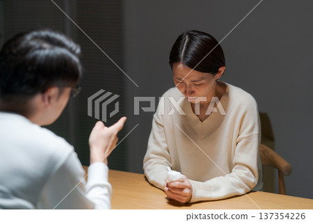 一對夫婦正在認真交談 137354226