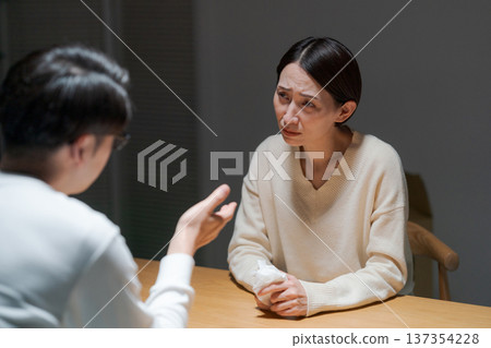 一對夫婦正在認真交談 一對夫婦正在認真交談 137354228