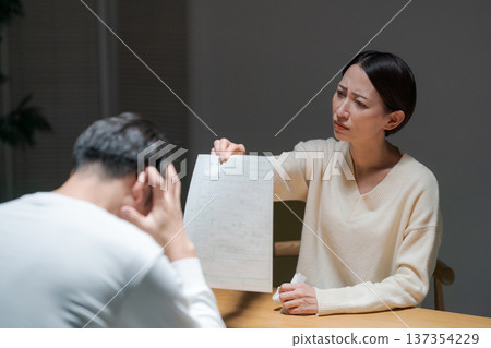 一對夫婦正在認真交談 一對夫婦正在認真交談 137354229