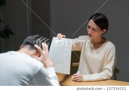 一對夫婦正在認真交談 一對夫婦正在認真交談 137354231